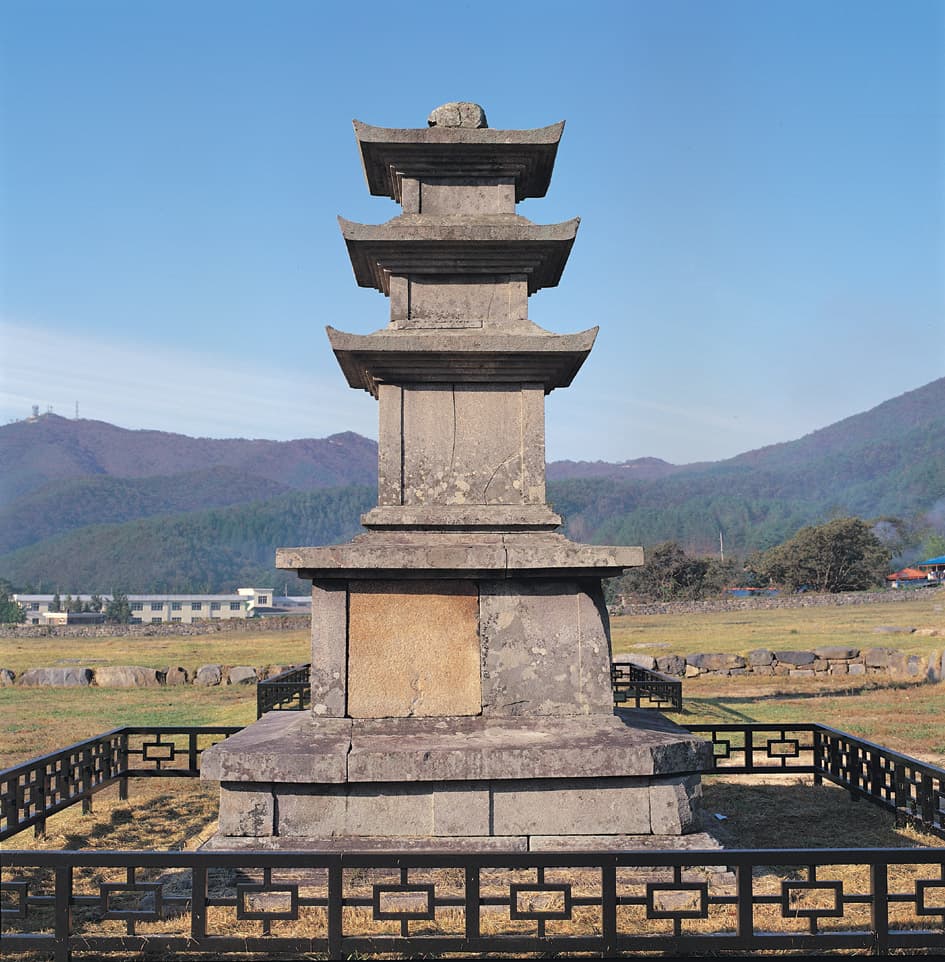 보령 성주사지 중앙 삼층석탑 — 보령 성주사지 중앙 삼층석탑 정면 사진