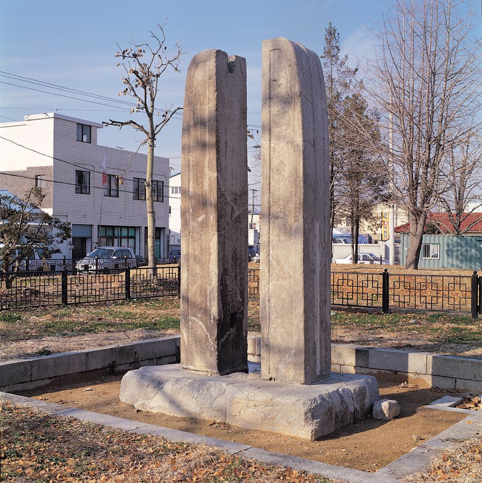 공주 반죽동 당간지주 — 당간지주 측면의 조식과 기단부