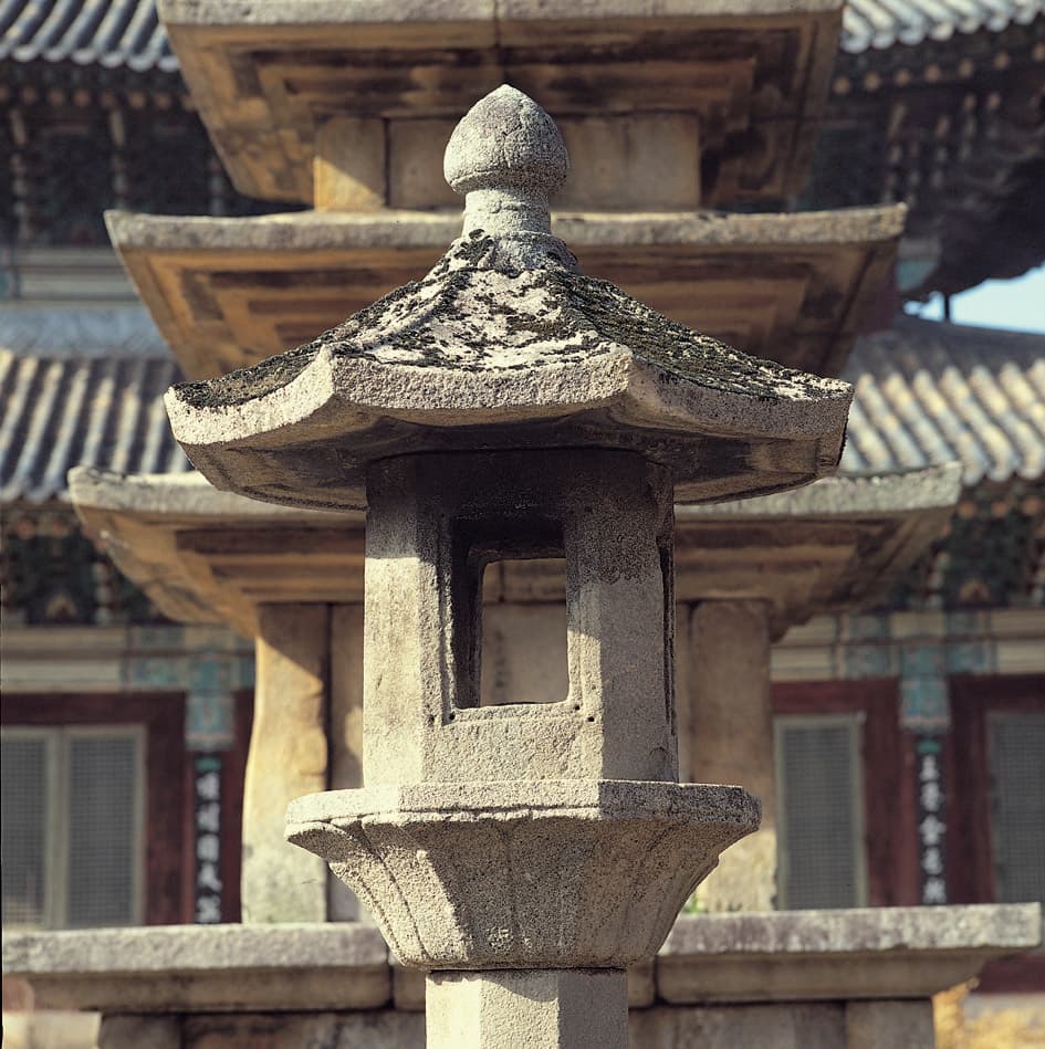 부여 무량사 석등 — 석등 옥개석과 보주