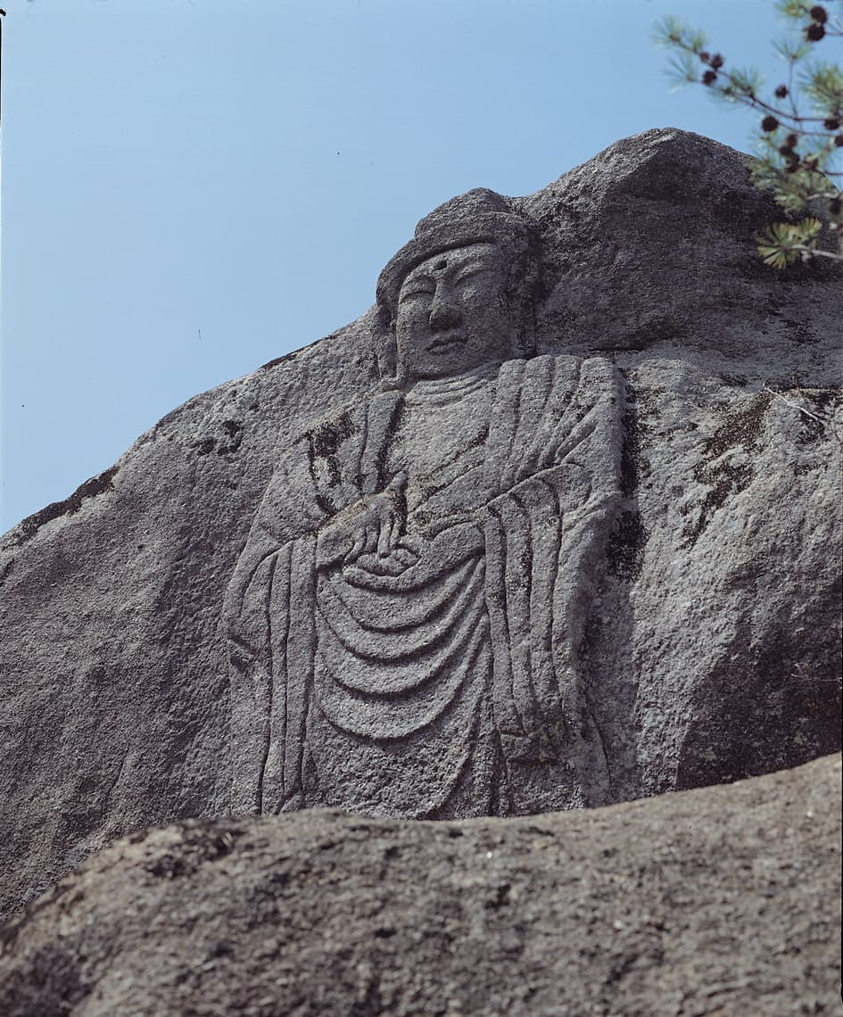 천안 삼태리 마애여래입상 — 특이한 손 모양을 한 마애불 상반신