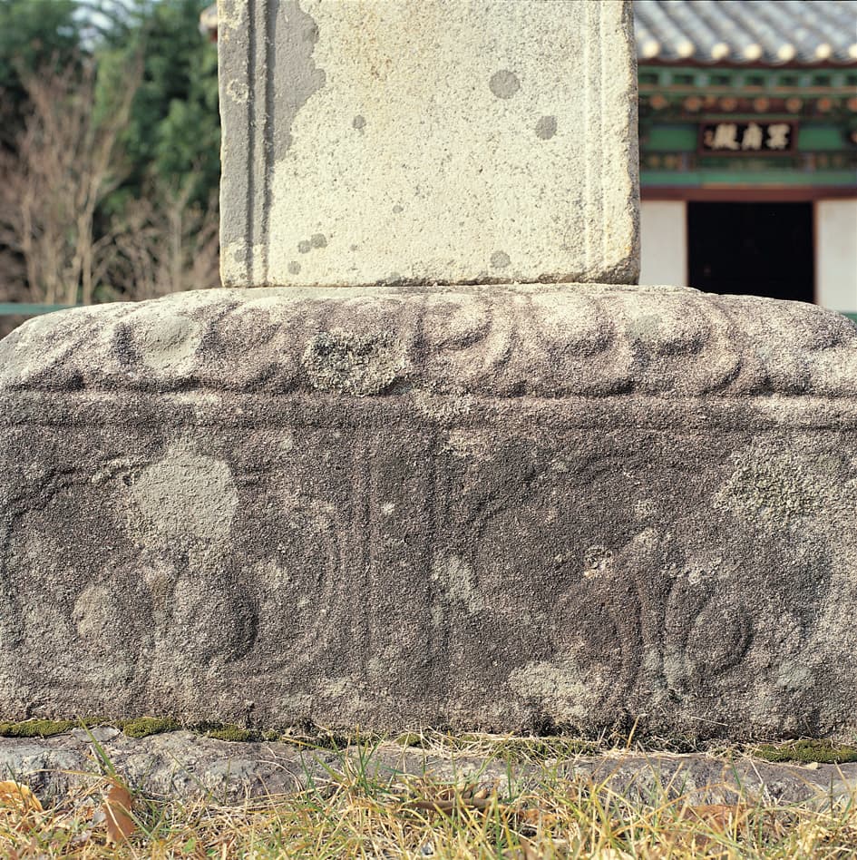 김제 금산사 노주 — 하대석 안상과 귀꽃 모양 무늬