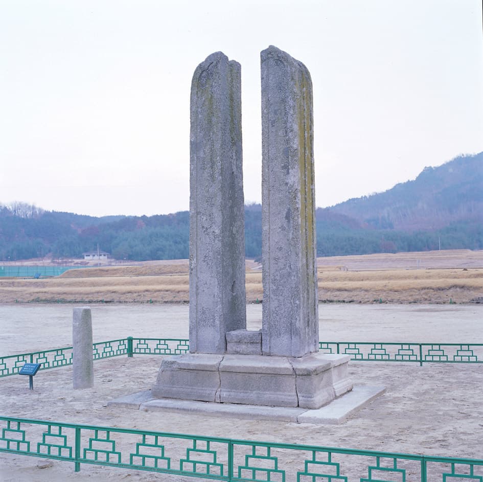 익산 미륵사지 당간지주 — 미륵사지 동 당간지주 남쪽