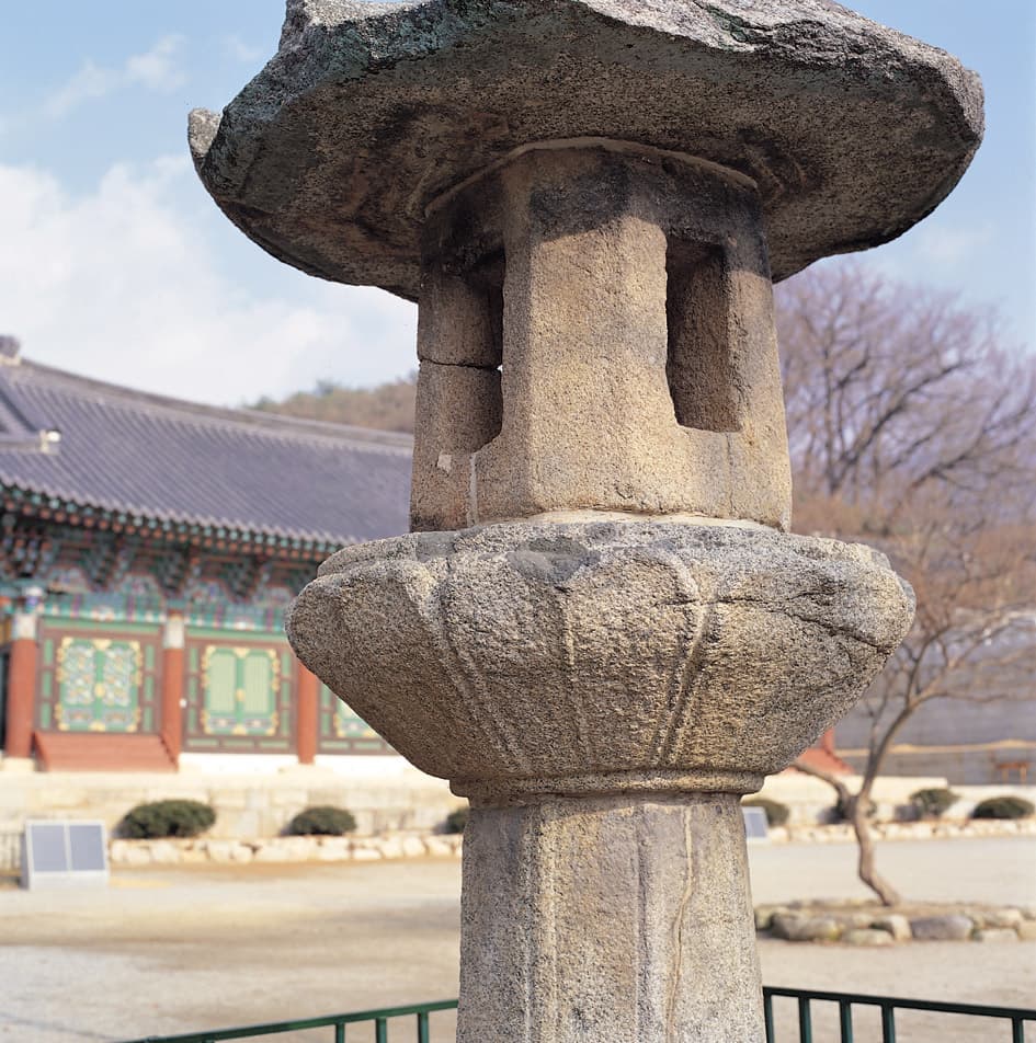 김제 금산사 석등 — 석등의 화사석 및 앙련석