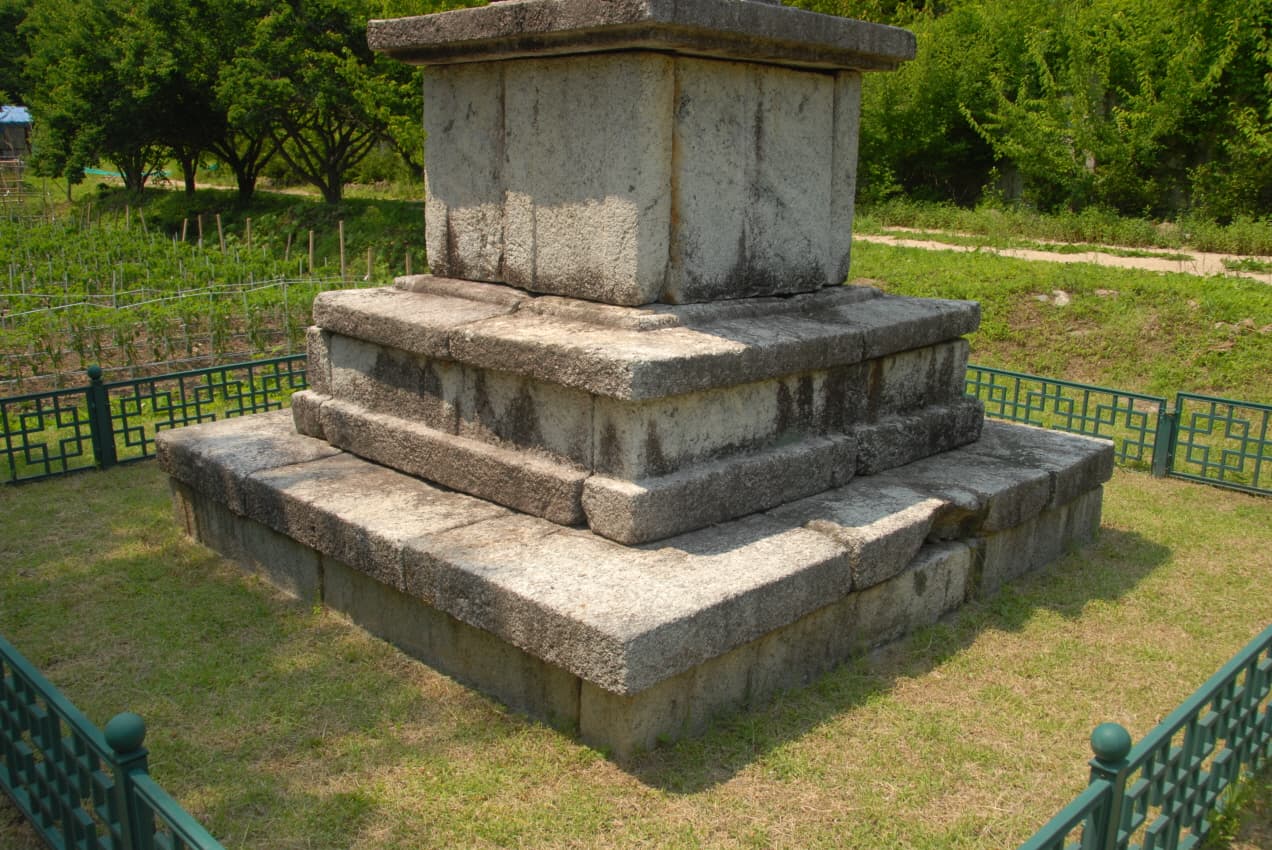 구례 연곡사 삼층석탑 — 구례 연곡사 삼층석탑 하층부