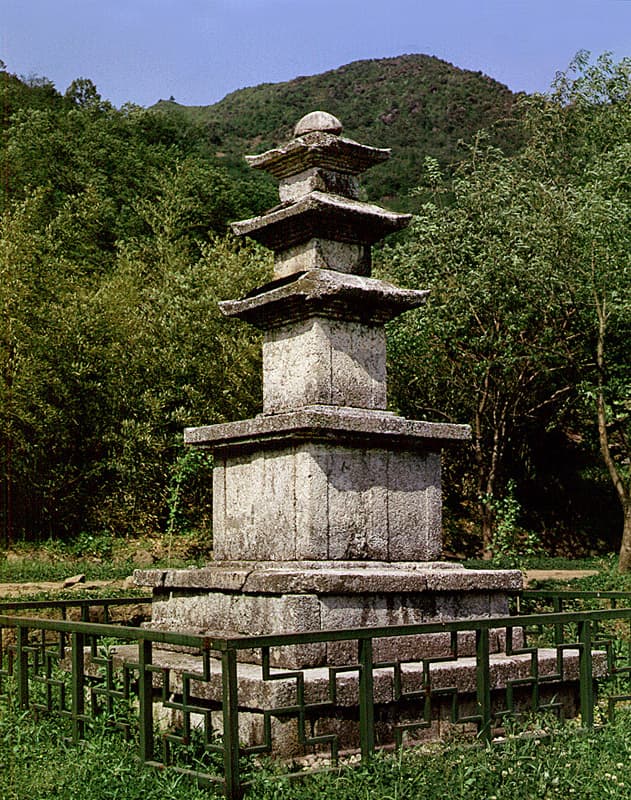 구례 연곡사 삼층석탑 — 구례 연곡사 삼층석탑