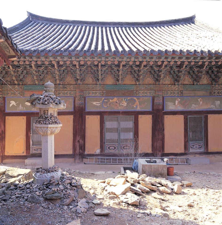 여수 흥국사 대웅전 — 흥국사 대웅전 배면