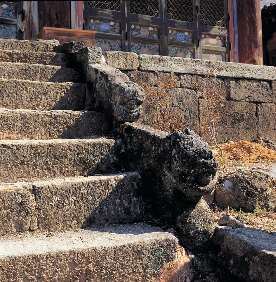 여수 흥국사 대웅전 — 흥국사 대웅전 계단