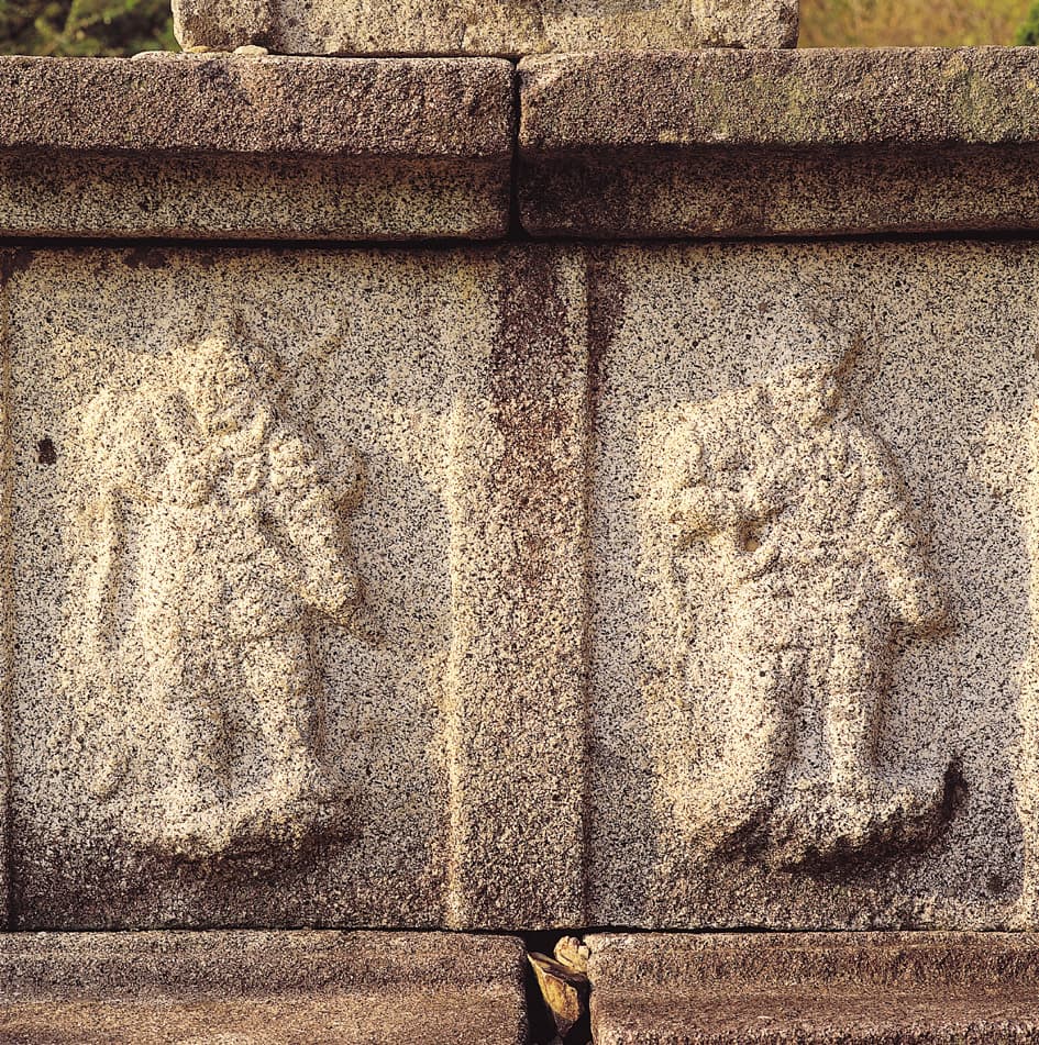 순천 금둔사지 삼층석탑 — 상층기단의 팔부중상