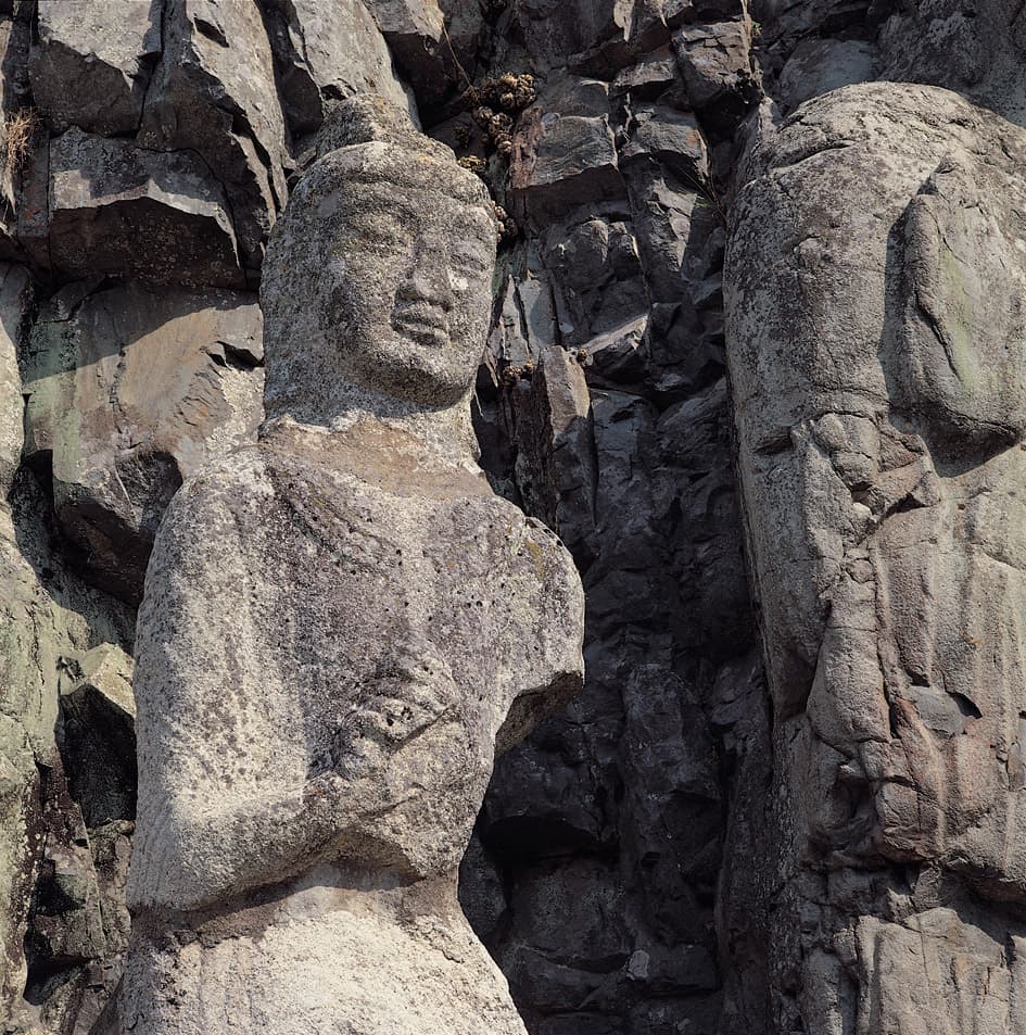 경주 서악동 마애여래삼존입상 — 우협시보살상 상반신