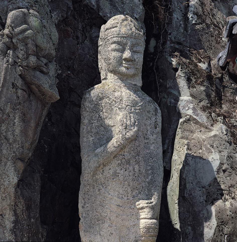 경주 서악동 마애여래삼존입상 — 좌협시보살상 상반신