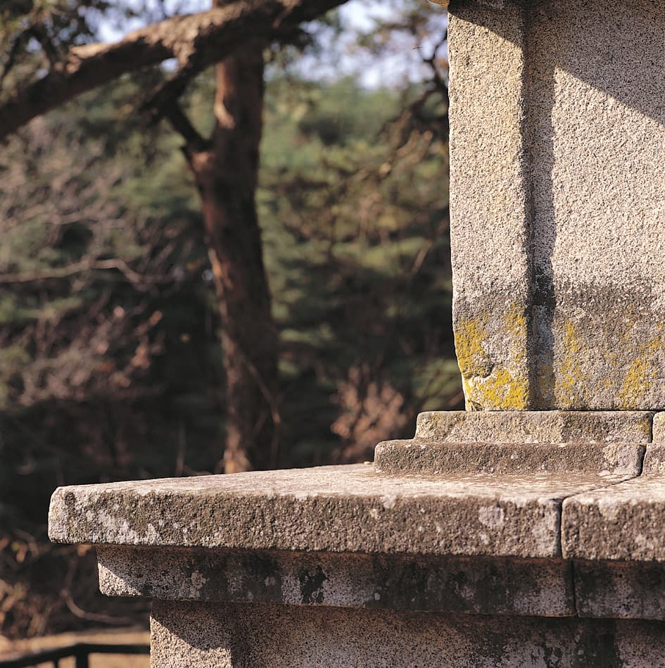 경주 효현동 삼층석탑 — 상층기단 갑석과 탑신괴임
