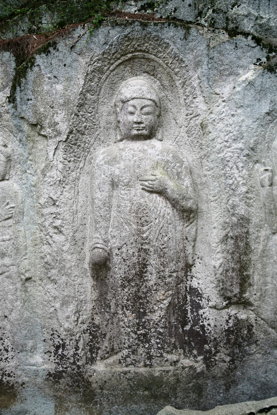 경주 율동 마애여래삼존입상 — 경주 율동 마애여래삼존입상