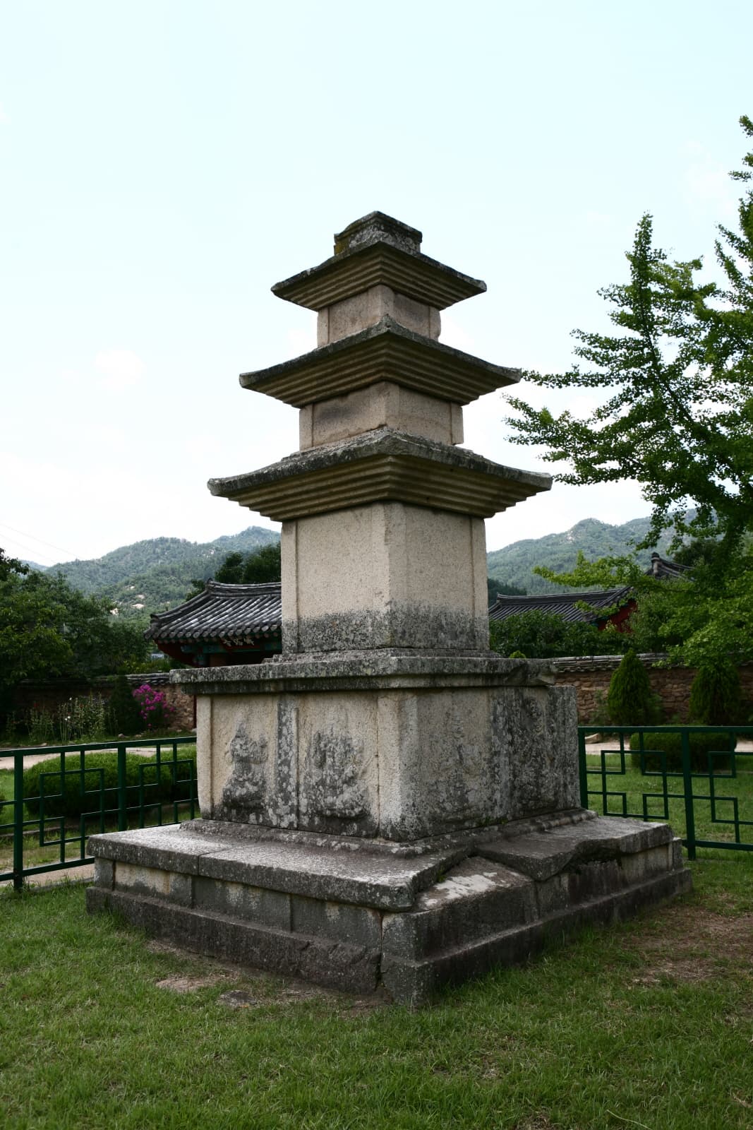 경주 남산동 동·서 삼층석탑 — 경주 남산동 동ㆍ서 삼층석탑(서탑)
