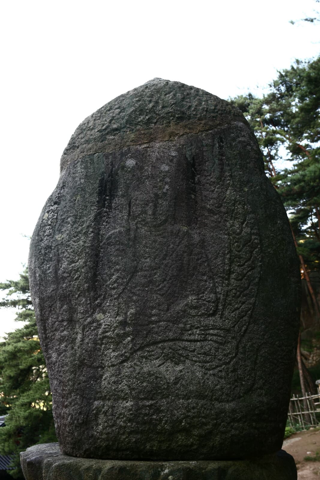 경주 남산 미륵곡 석조여래좌상 — 경주 남산 미륵곡 석조여래좌상 뒷면