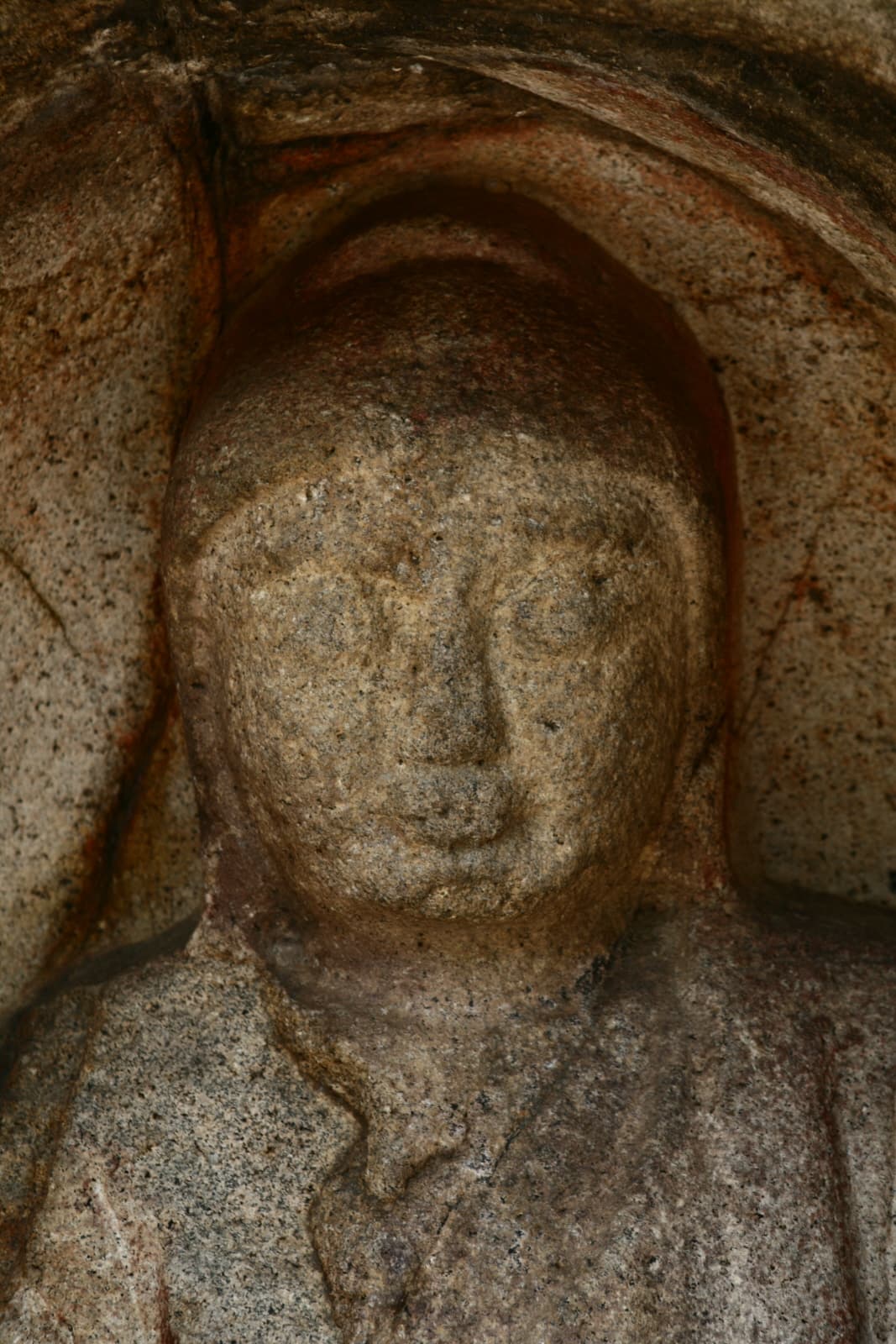 경주 남산 불곡 마애여래좌상 — 경주 남산 불곡 마애여래좌상 얼굴