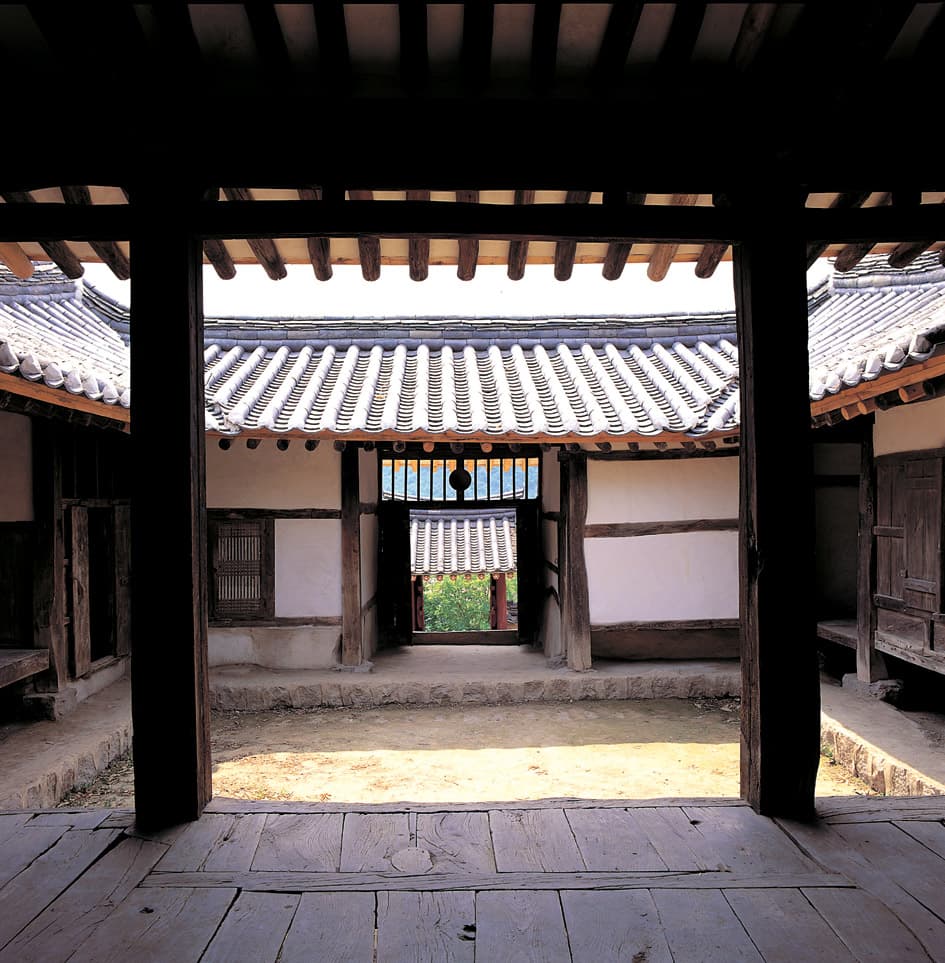경주 양동 관가정 — 관가정 대청에서 내다 본 중문과 대문