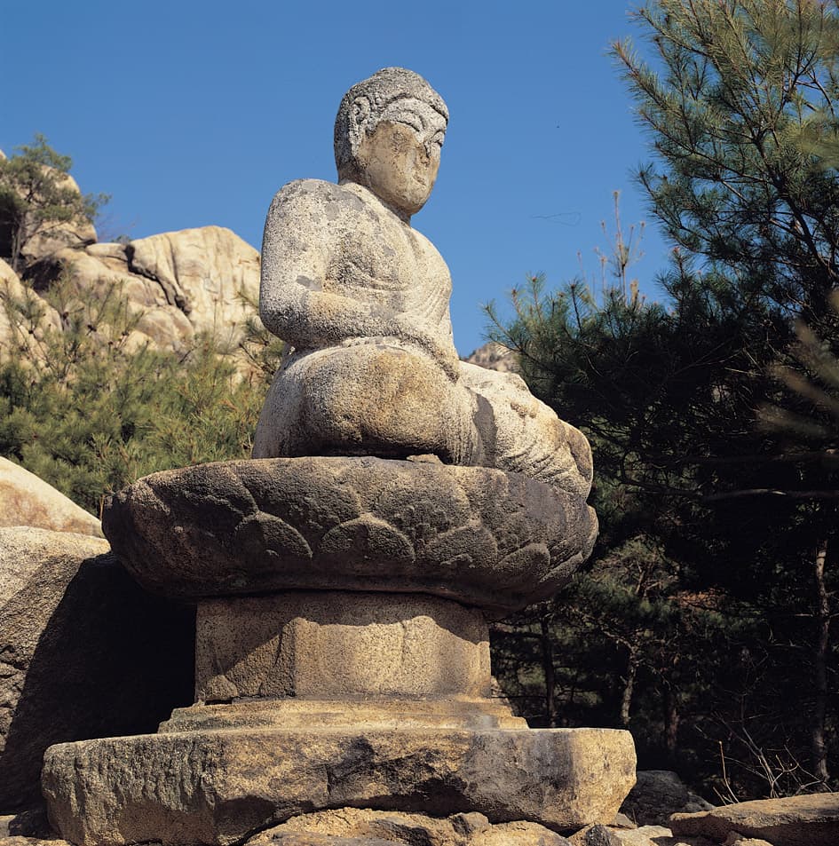 경주 남산 삼릉계 석조여래좌상 — 석조여래좌상 불신과 대좌 전체 (우측면 향)