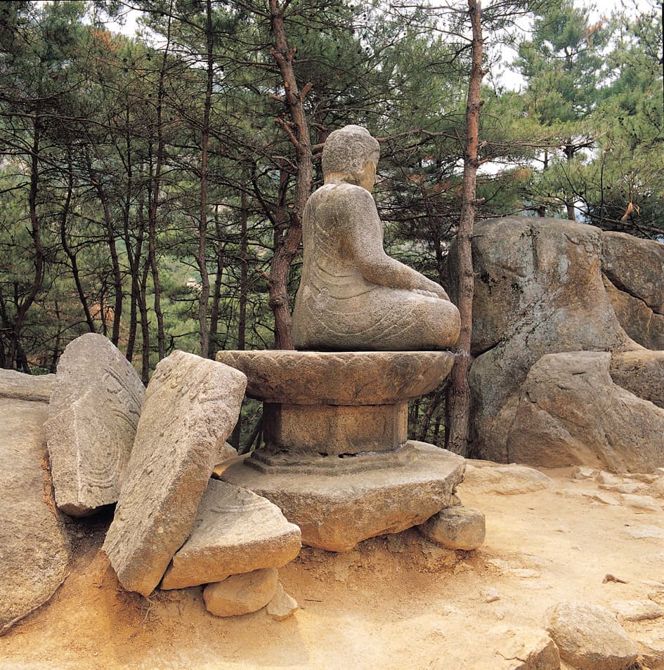 경주 남산 삼릉계 석조여래좌상 — 석조여래좌상 불신과 대좌 배면