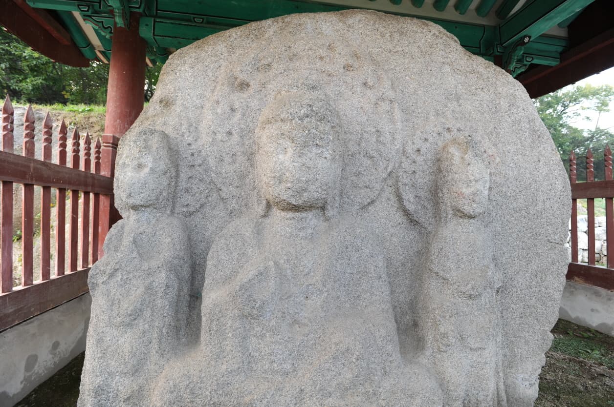 영주 신암리 마애여래삼존상 — 영주 신암리 마애여래삼존상