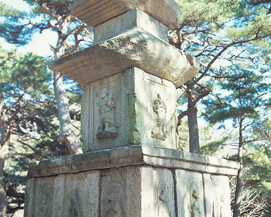 경주 원원사지 동·서 삼층석탑 — 동 삼층석탑의 기단부와 탑신부 조각상