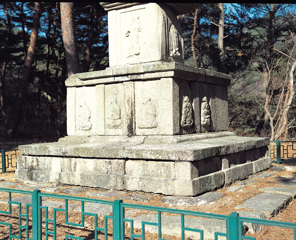 경주 원원사지 동·서 삼층석탑 — 서 삼층석탑의 기단부와 탑신부 조각상