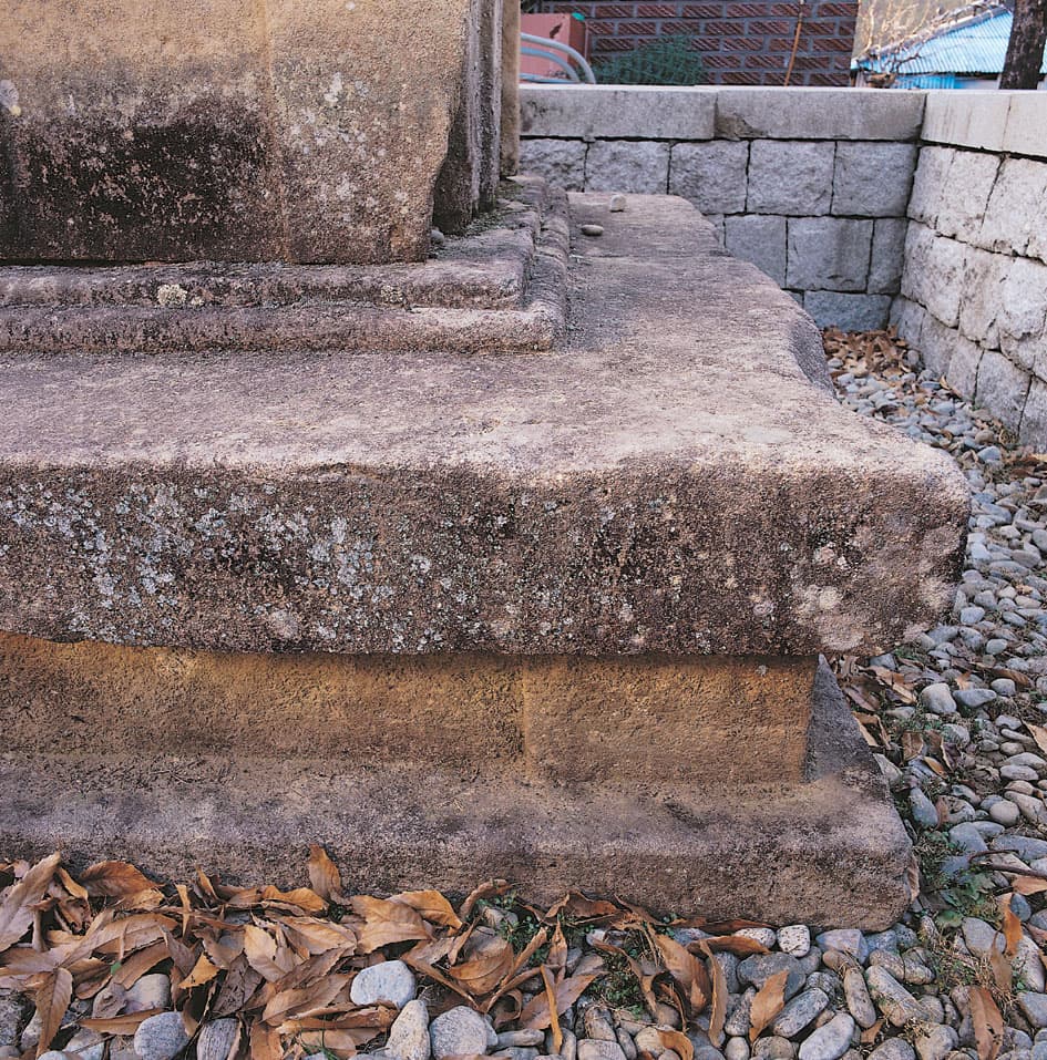 진주 묘엄사지 삼층석탑 — 하층기단부와 상층기단 괴임