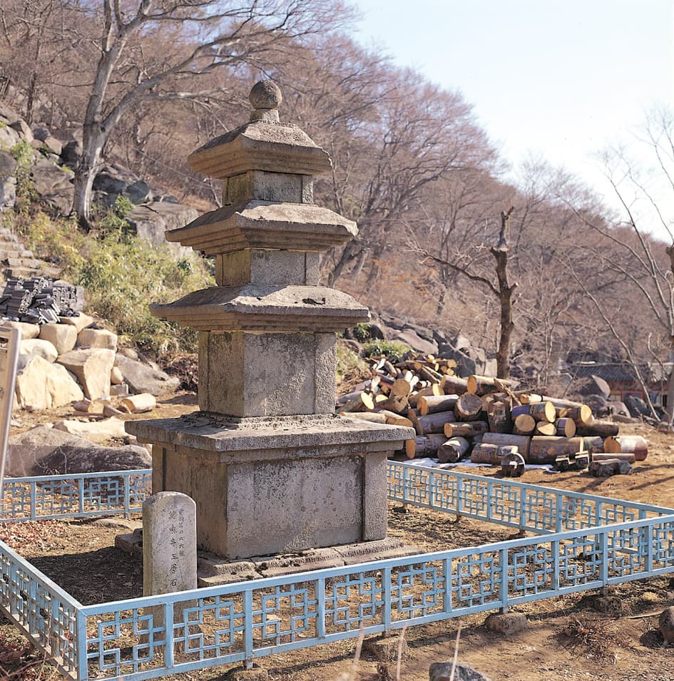 밀양 만어사 삼층석탑 — 밀양 만어사 삼층석탑