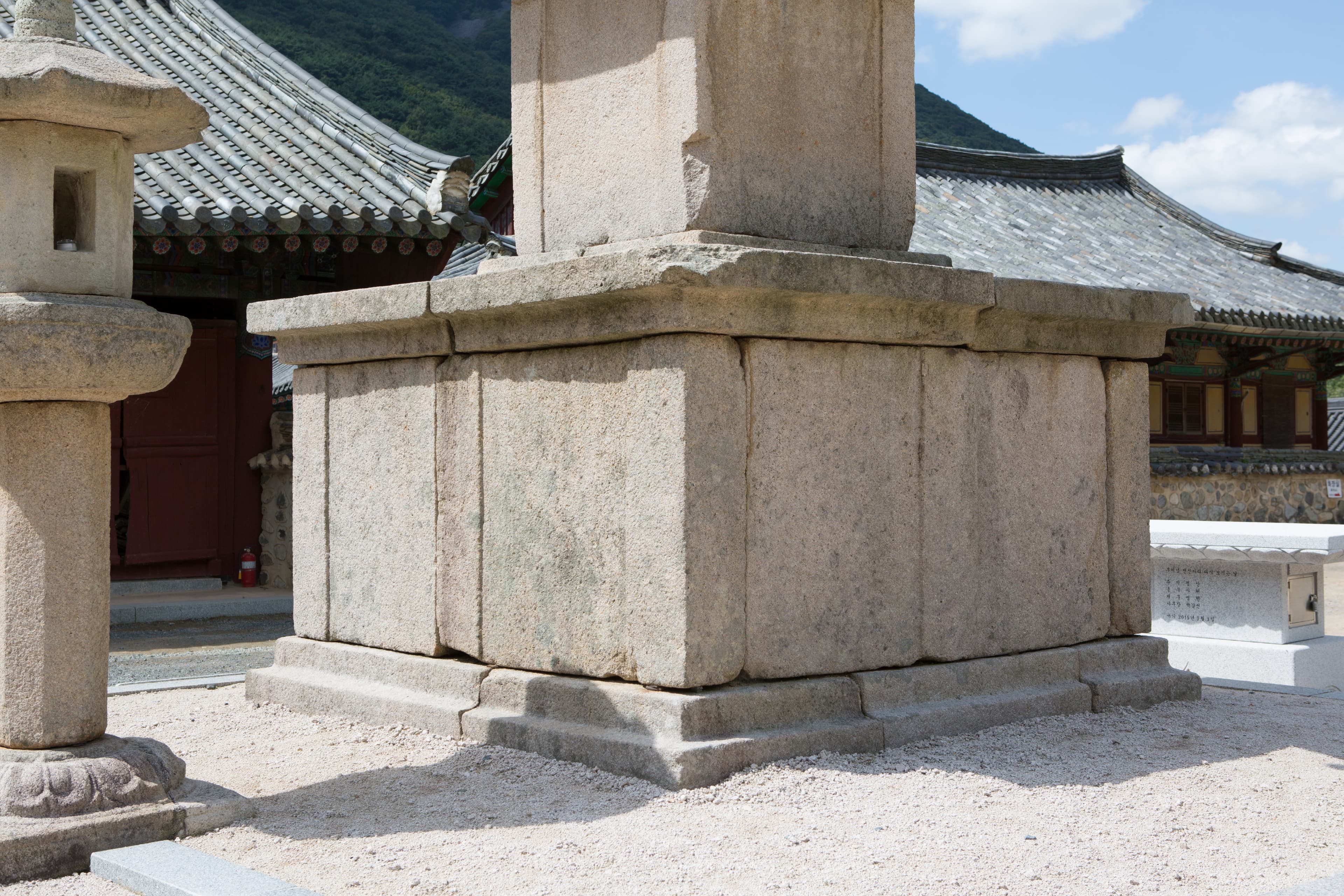 밀양 표충사 삼층석탑 — 밀양 표충사 삼층석탑_기단 (촬영년도 : 2015년)