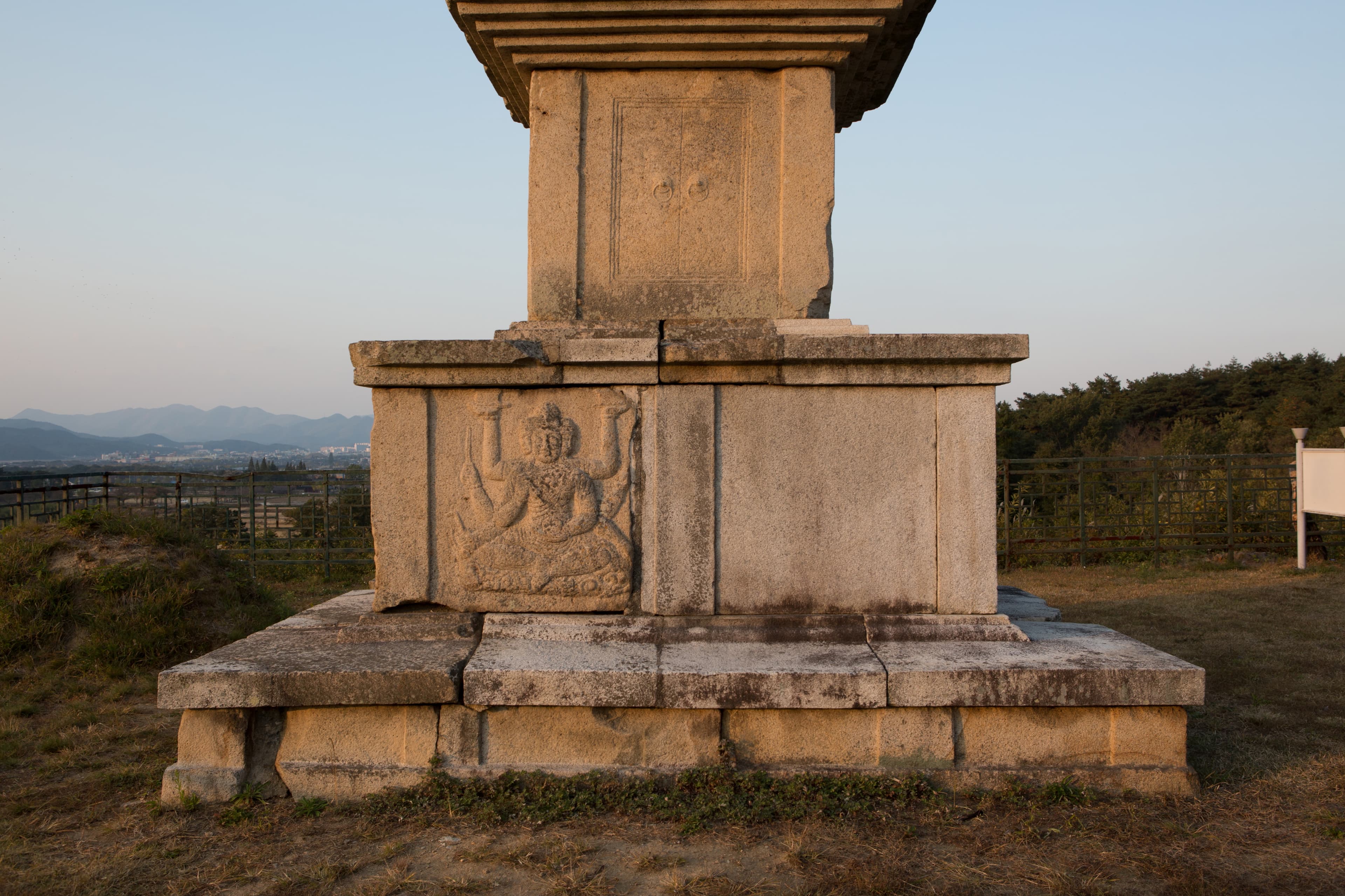 경주 남산 창림사지 삼층석탑 — 경주 남산 창림사지 삼층석탑_상대석 (촬영년도 : 2015년)