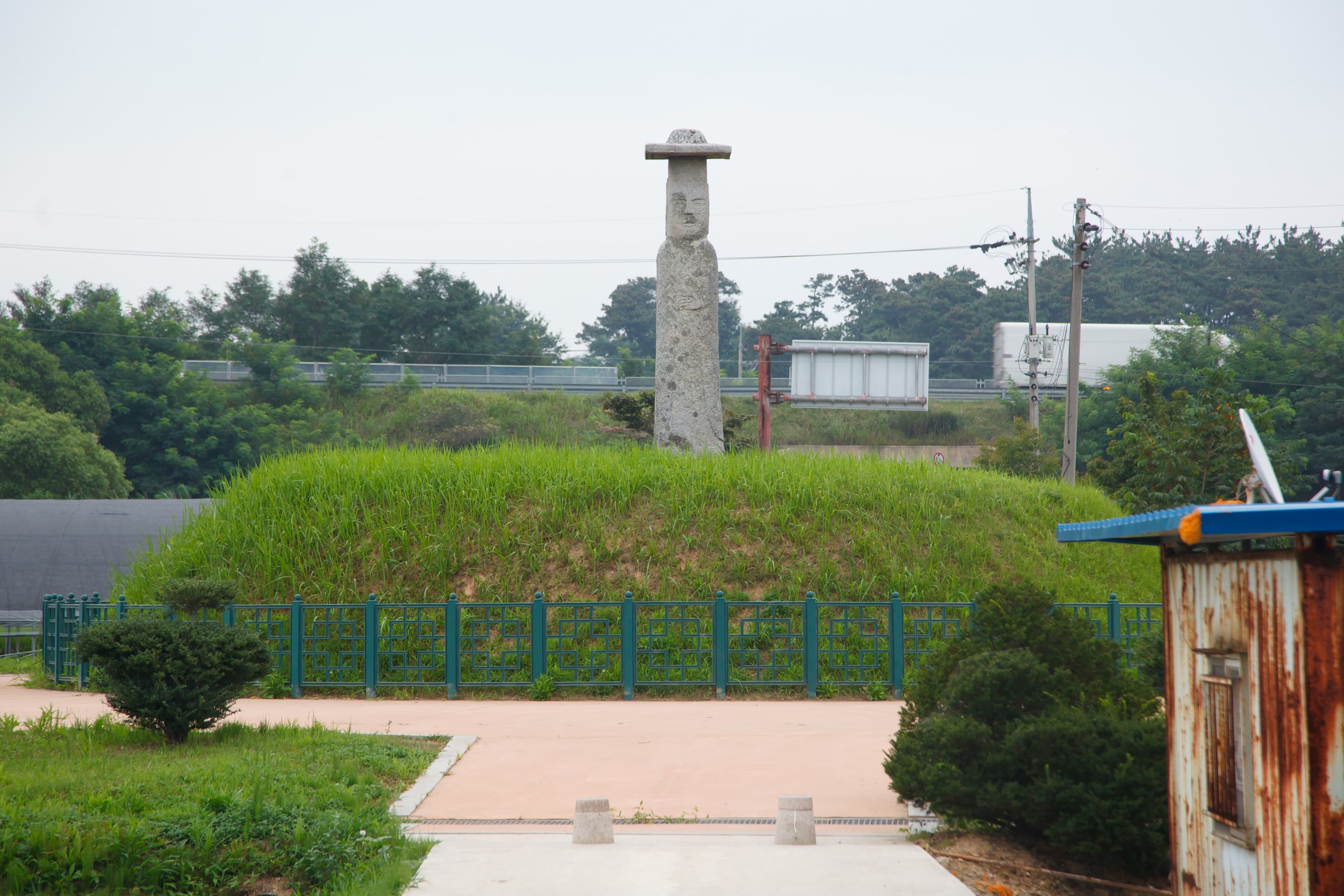 익산 고도리 석조여래입상 — 익산 고도리 석조여래입상_동쪽 전경 (촬영년도 : 2015년)