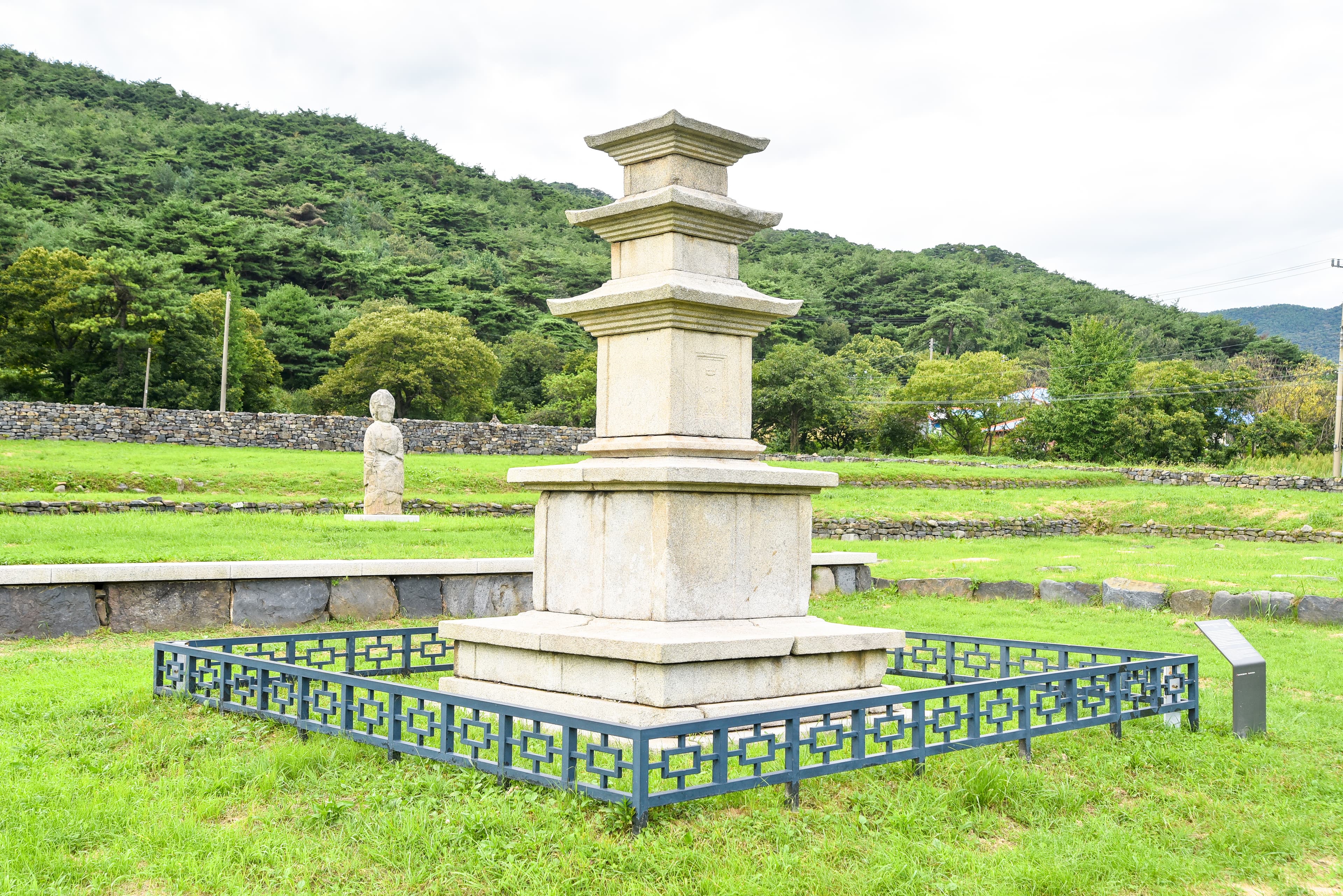 보령 성주사지 동 삼층석탑 — 보령 성주사지 동 삼층석탑