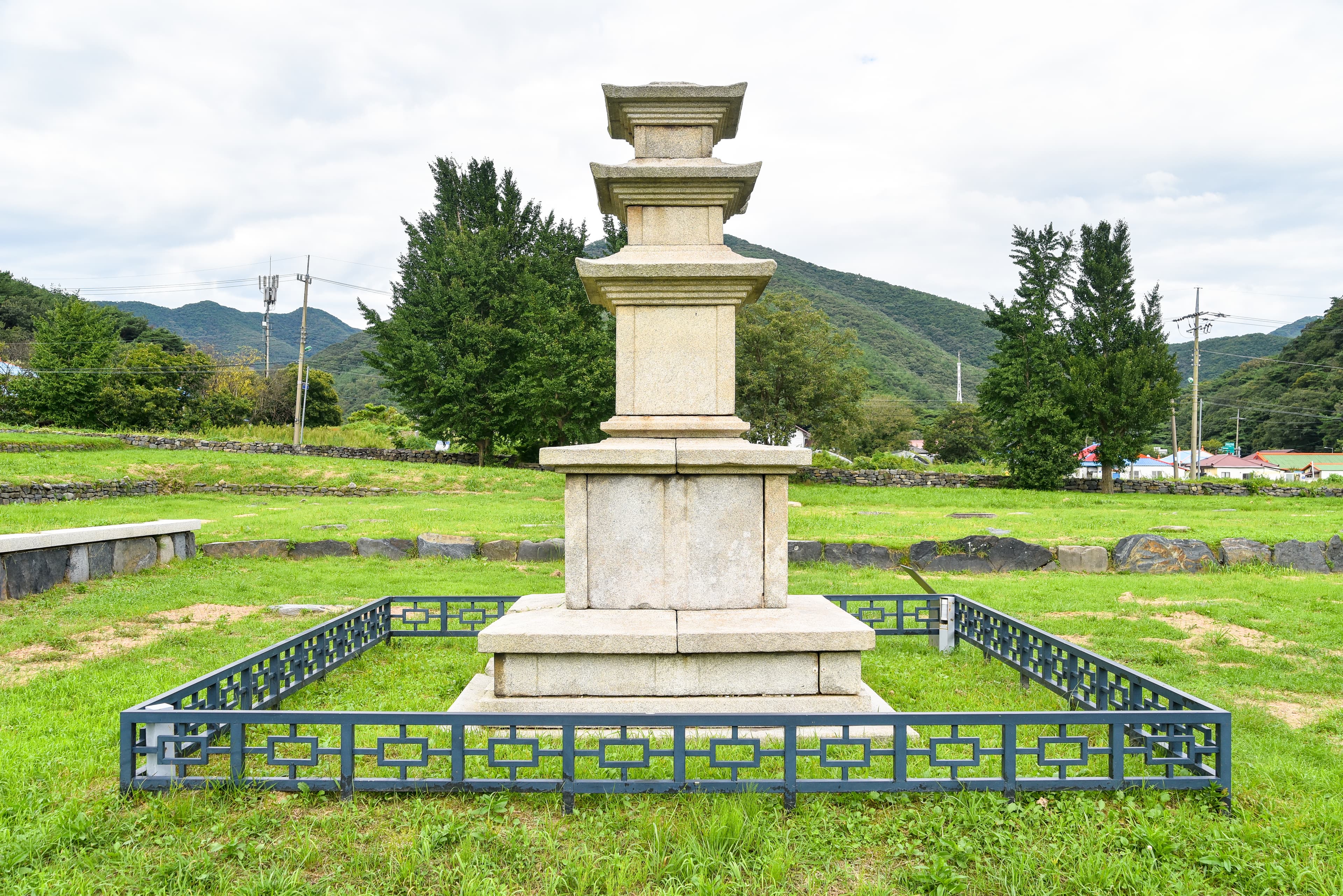 보령 성주사지 동 삼층석탑 — 보령 성주사지 동 삼층석탑