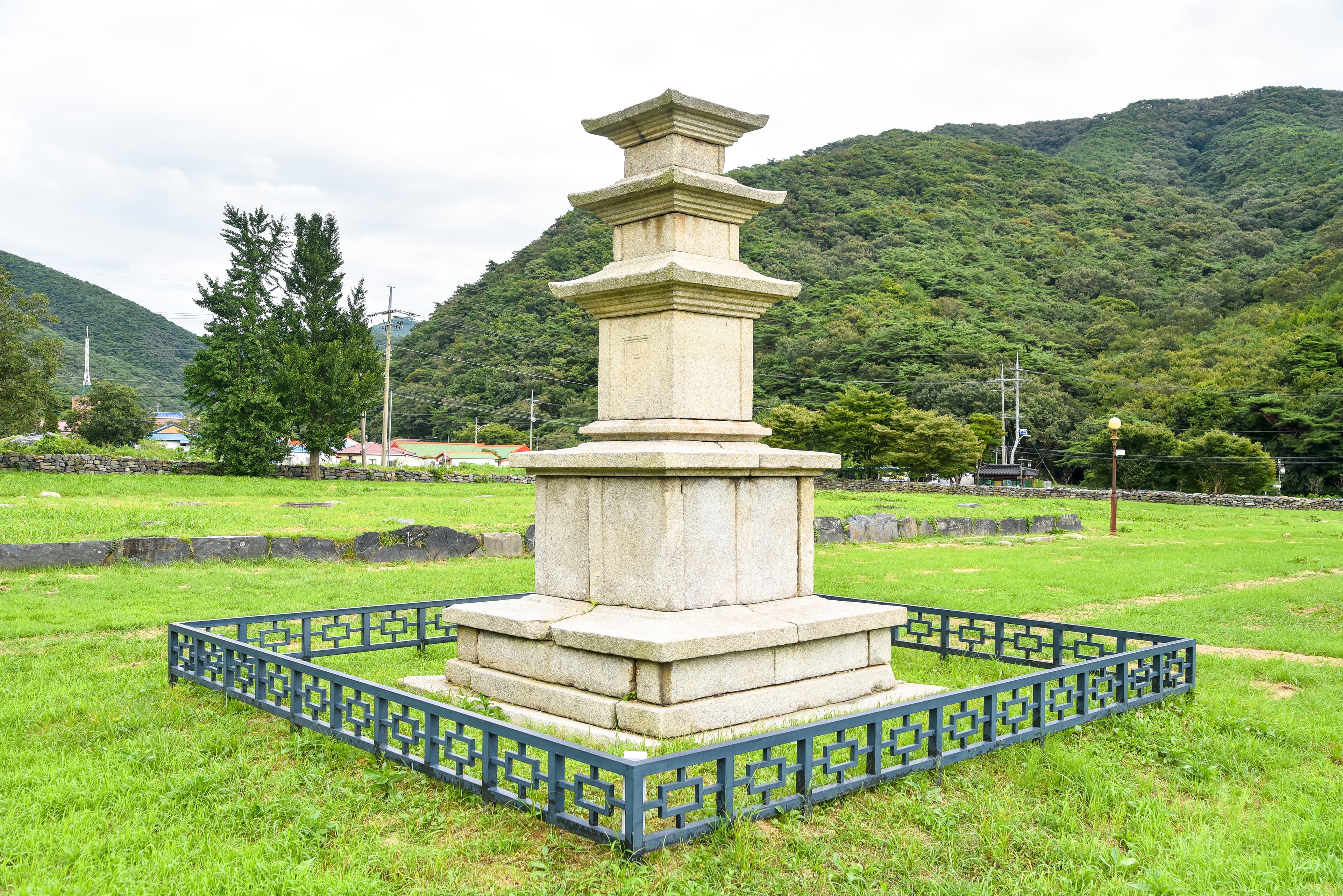 보령 성주사지 동 삼층석탑 — 보령 성주사지 동 삼층석탑