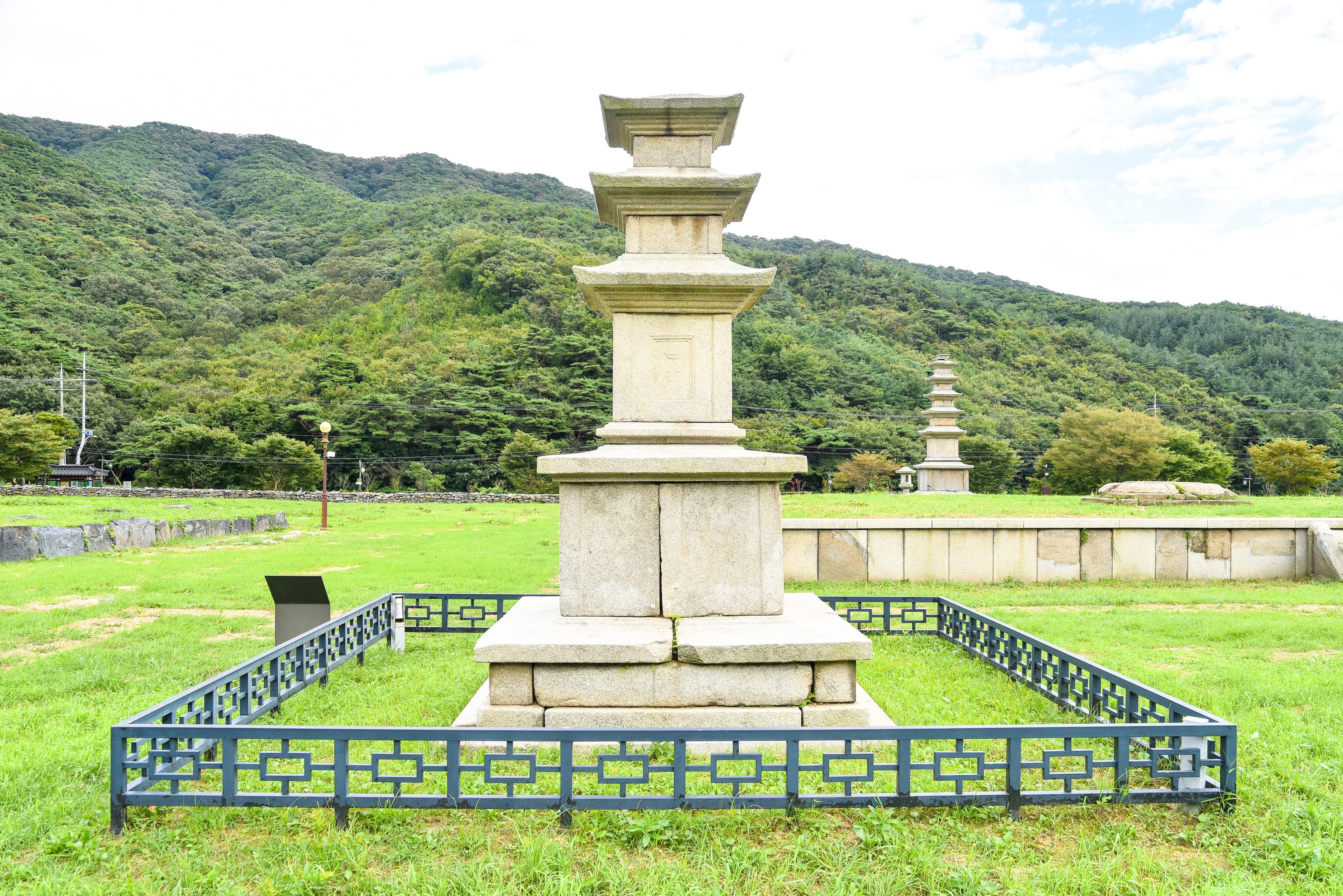 보령 성주사지 동 삼층석탑 — 보령 성주사지 동 삼층석탑