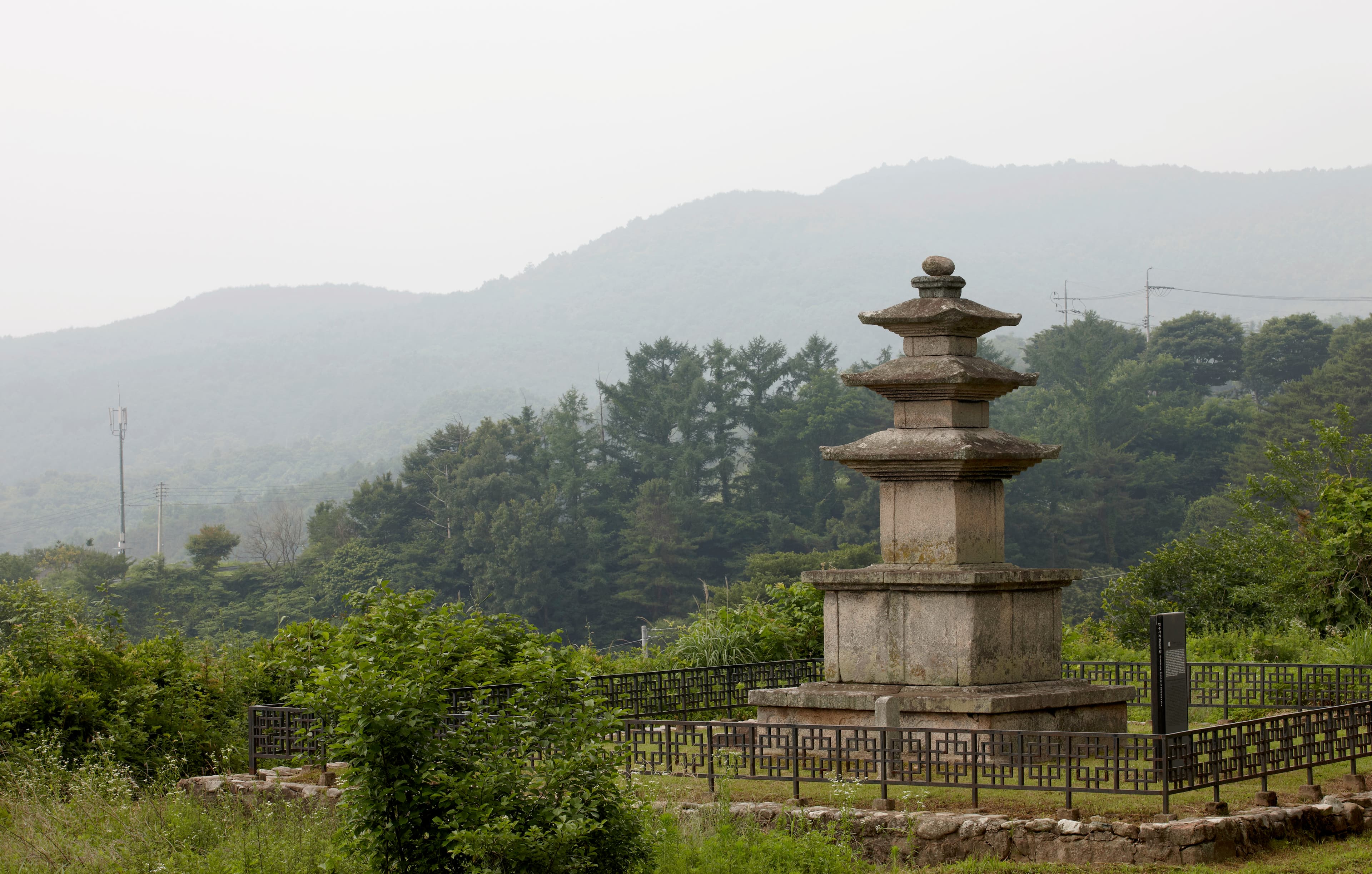 성주 법수사지 삼층석탑 — 보물 성주 법수사지 삼층석탑(2010년 국보,보물 지정보고서)