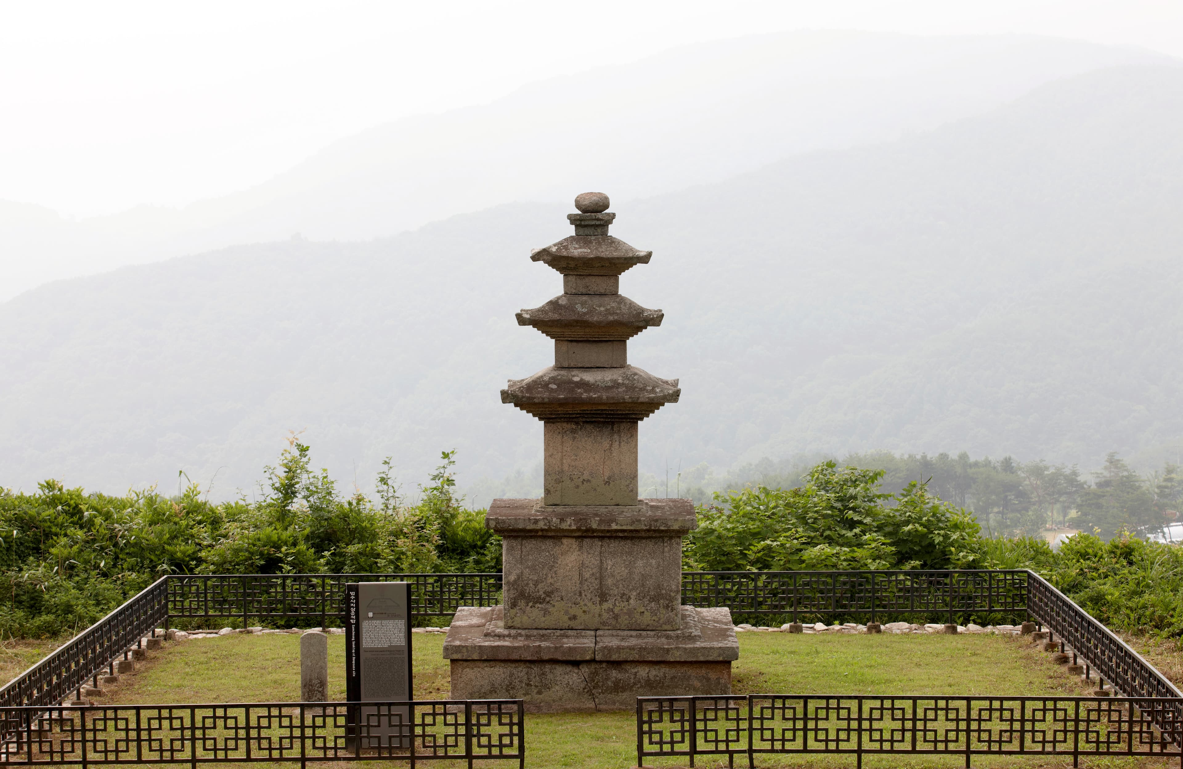 성주 법수사지 삼층석탑 — 보물 성주 법수사지 삼층석탑(2010년 국보,보물 지정보고서)