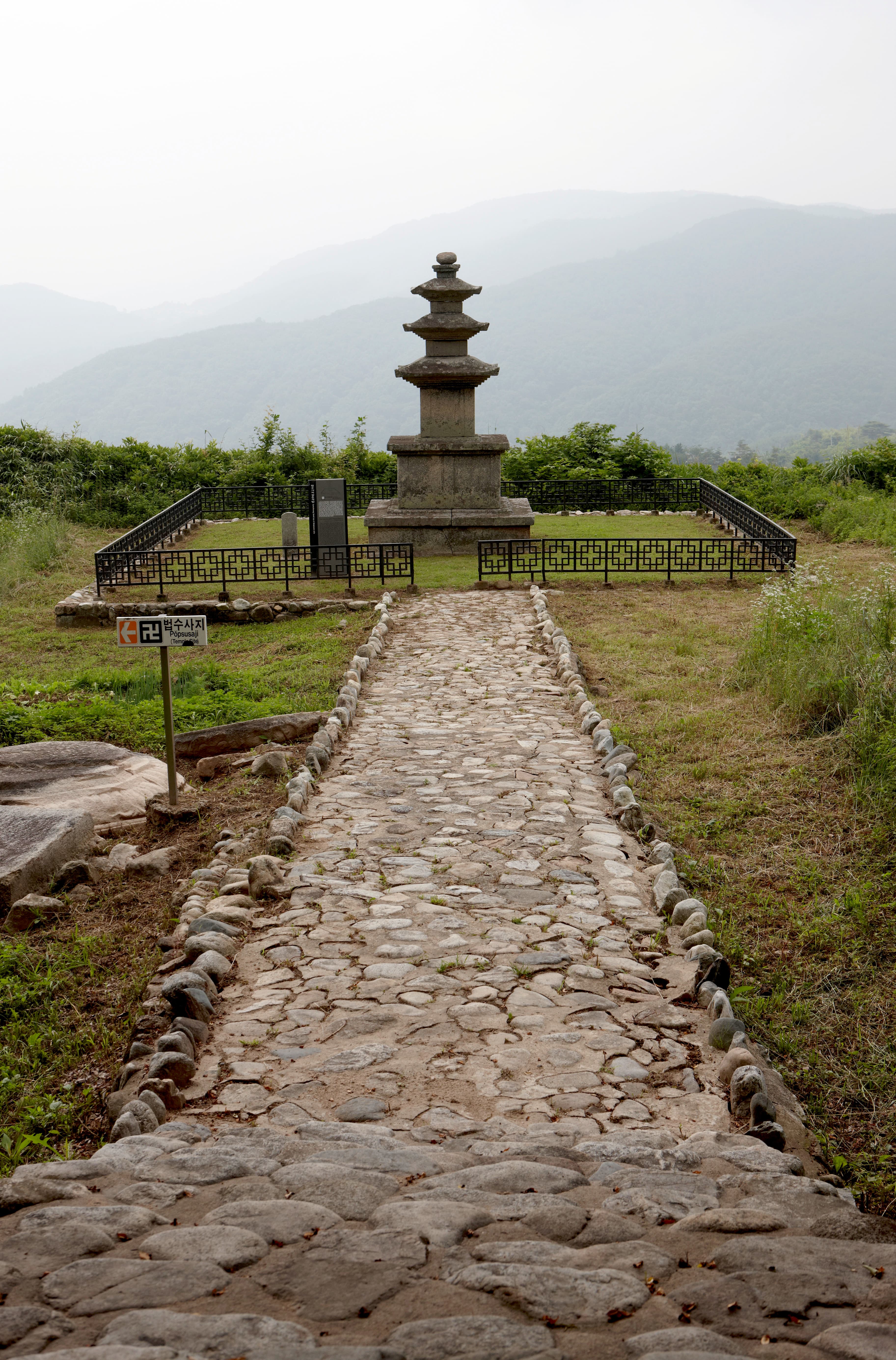 성주 법수사지 삼층석탑 — 보물 성주 법수사지 삼층석탑(2010년 국보,보물 지정보고서)